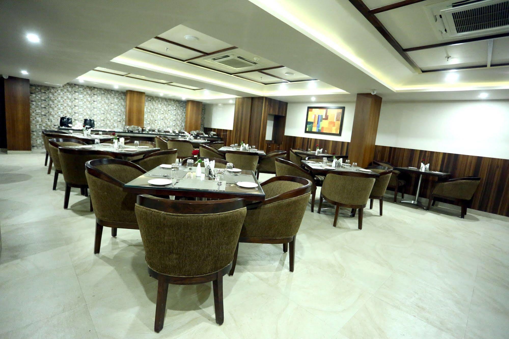 Solitaire Hotell Rāipur Exteriör bild