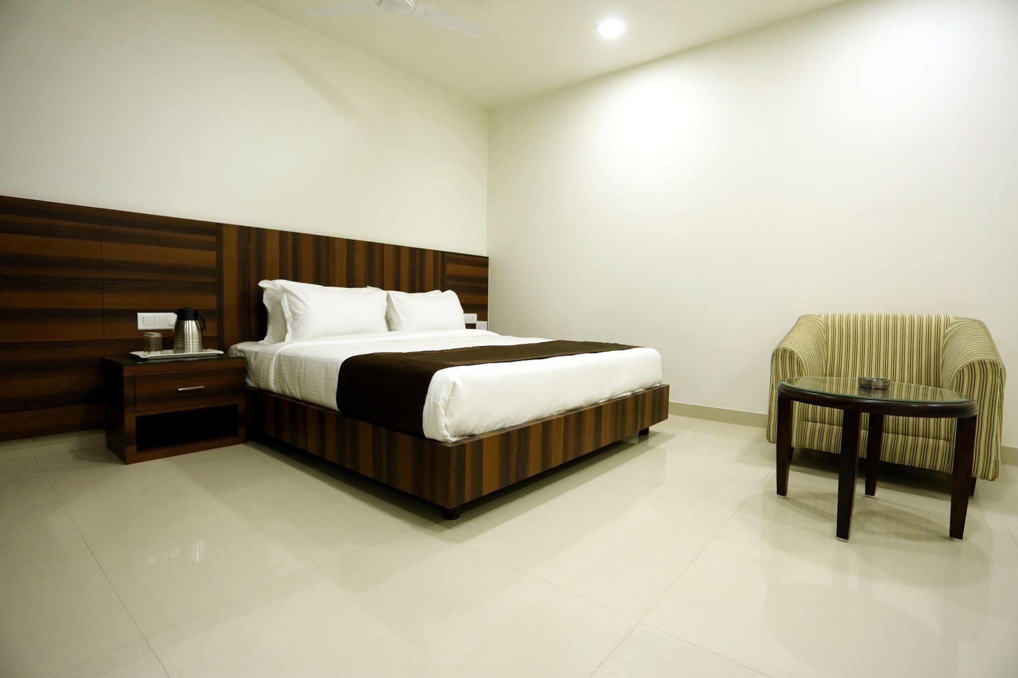 Solitaire Hotell Rāipur Exteriör bild