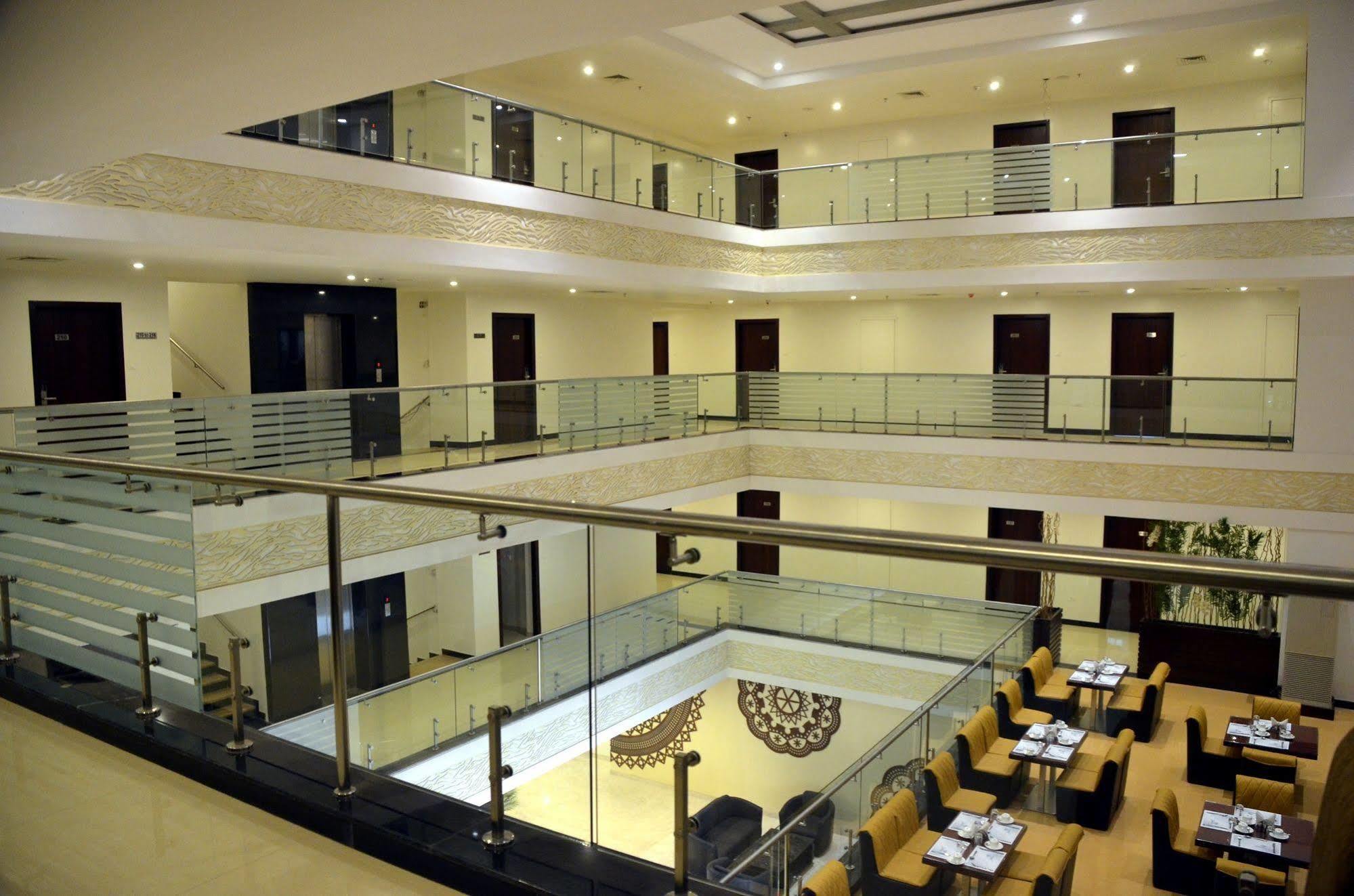 Solitaire Hotell Rāipur Exteriör bild