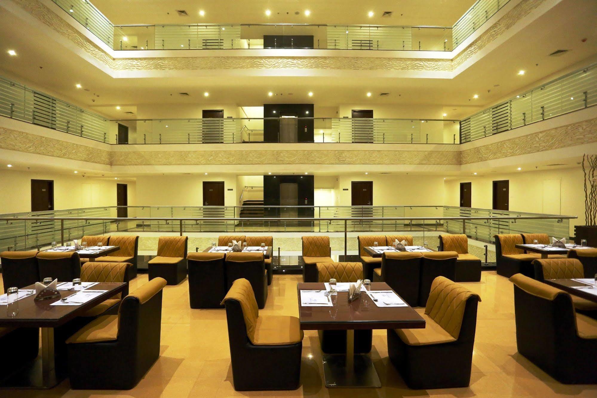 Solitaire Hotell Rāipur Exteriör bild